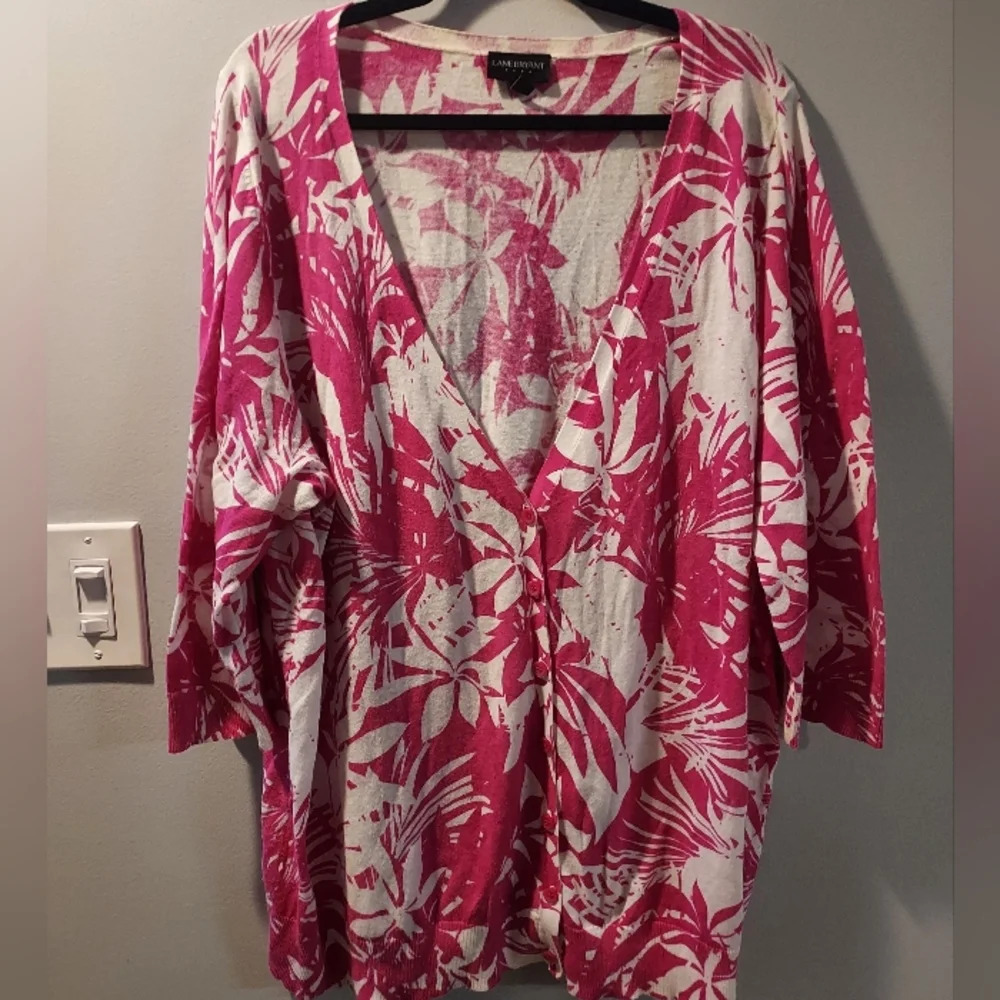 Lane Bryant Pink and White Floral 3/4 Sleeve Button Front Cardigan in Size 26/28